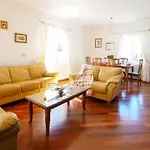 House With A Spacious Garden And Swimming Pool 빌라 Čilipi