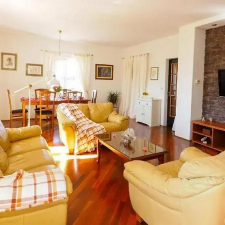 House With A Spacious Garden And Swimming Pool * Čilipi