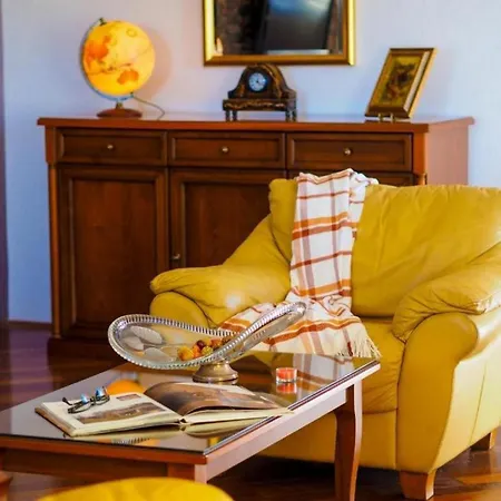 Villa House With A Spacious Garden And Swimming Pool