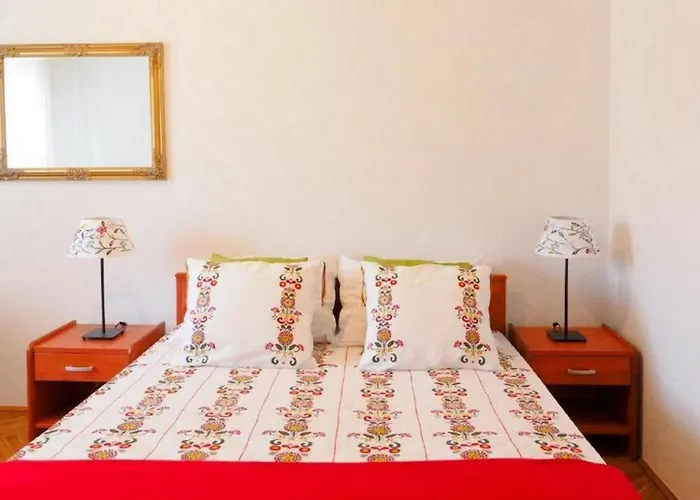 Villa House With A Spacious Garden And Swimming Pool *