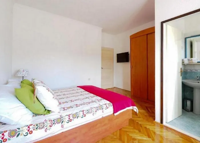 House With A Spacious Garden And Swimming Pool *