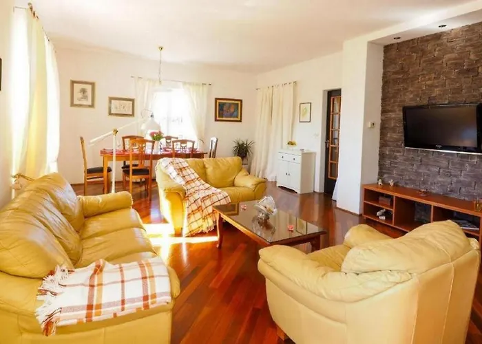 House With A Spacious Garden And Swimming Pool * Čilipi