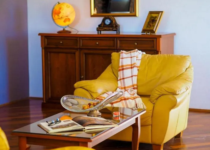 Villa House With A Spacious Garden And Swimming Pool