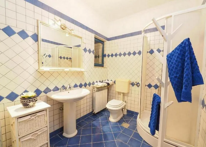 House With A Spacious Garden And Swimming Pool *