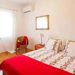 House With A Spacious Garden And Swimming Pool Villa *