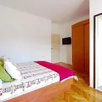 House With A Spacious Garden And Swimming Pool *