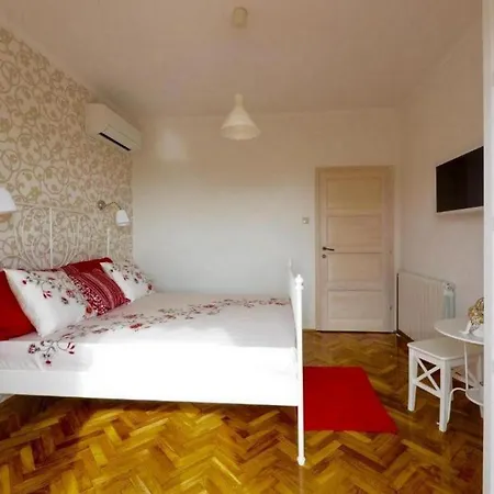 Villa House With A Spacious Garden And Swimming Pool