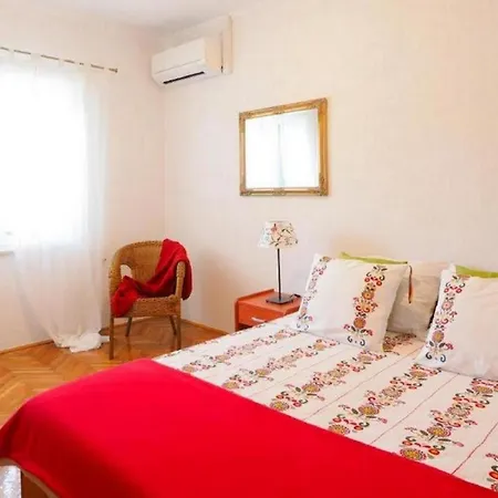 House With A Spacious Garden And Swimming Pool Villa *