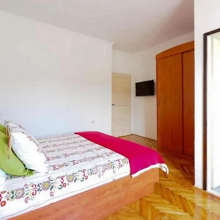 House With A Spacious Garden And Swimming Pool *