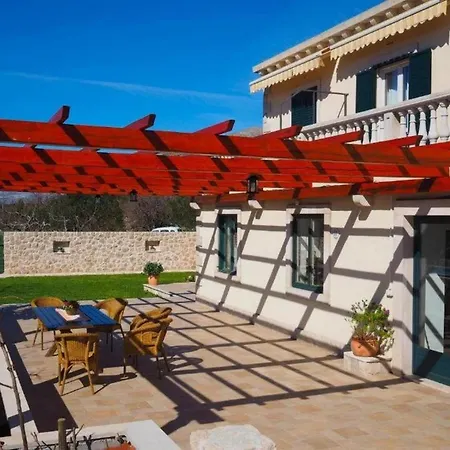 Villa House With A Spacious Garden And Swimming Pool Čilipi