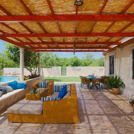 House With A Spacious Garden And Swimming Pool Villa *