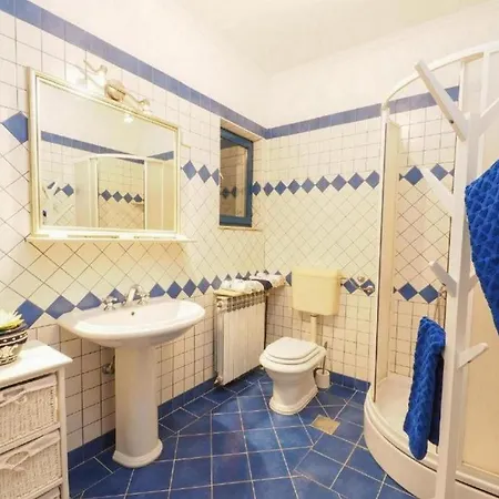 House With A Spacious Garden And Swimming Pool *