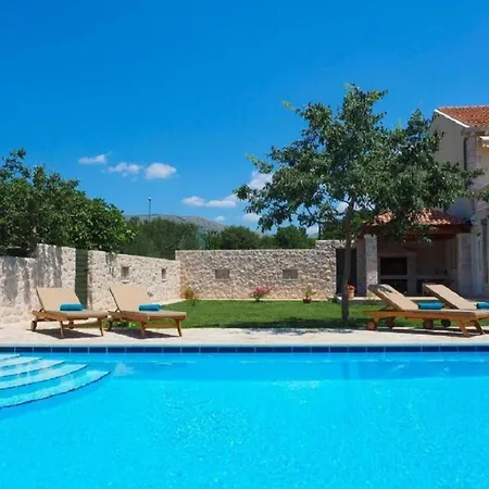 House With A Spacious Garden And Swimming Pool Villa