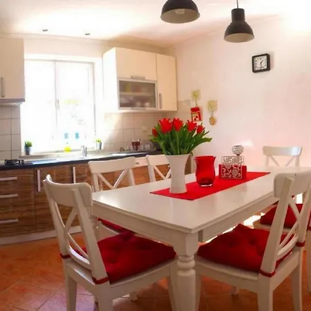 Villa House With A Spacious Garden And Swimming Pool