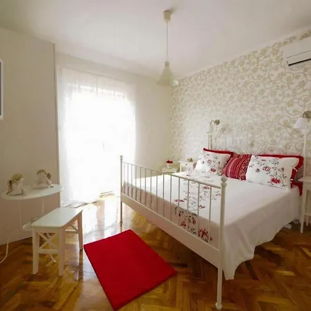 Villa House With A Spacious Garden And Swimming Pool *