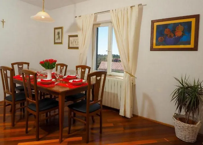 Villa House With A Spacious Garden And Swimming Pool Čilipi