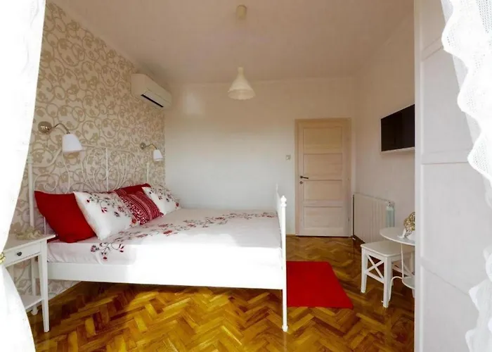 Villa House With A Spacious Garden And Swimming Pool