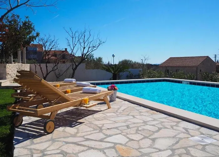 House With A Spacious Garden And Swimming Pool Villa Čilipi