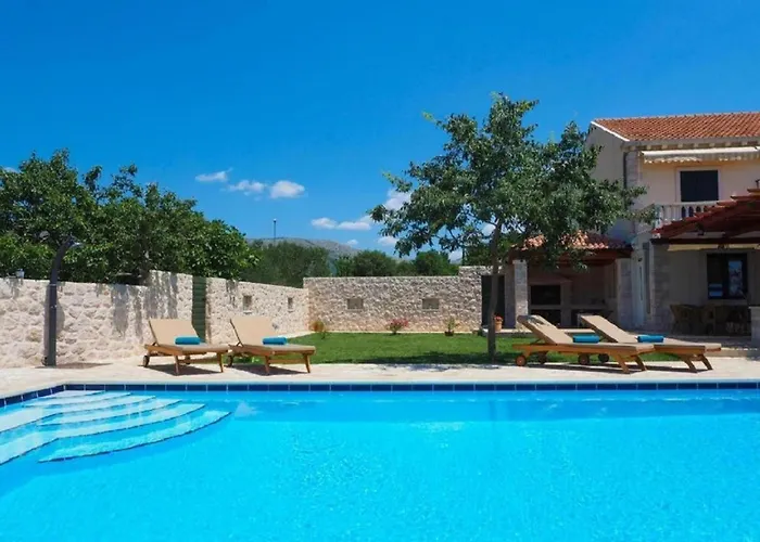 House With A Spacious Garden And Swimming Pool Villa
