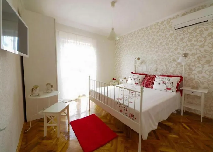 Villa House With A Spacious Garden And Swimming Pool *